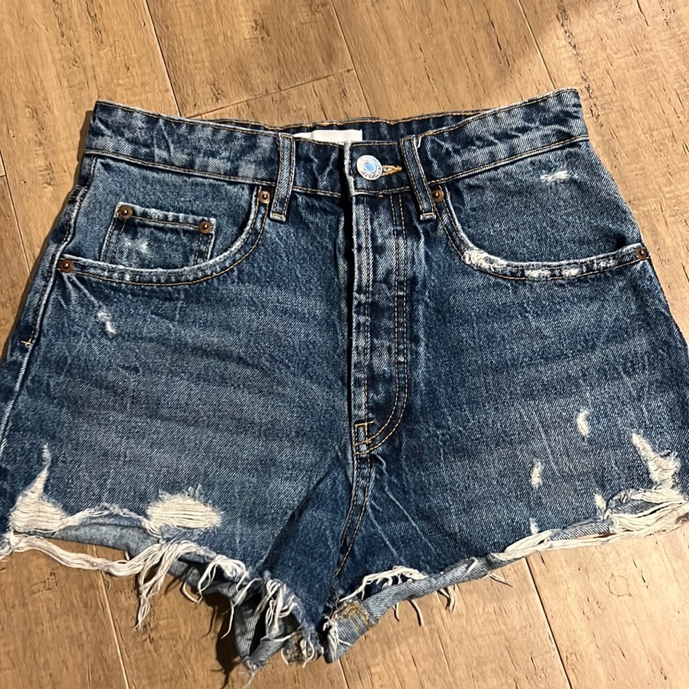Zara high waisted frayed denim shorts size 4
